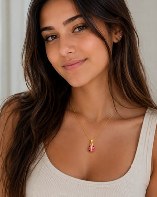 Pingente de Joaninha em Ouro Amarelo 18K com Esmalte Rosa (10mm/19mm com Argola)