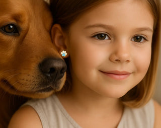 Pendientes de poste con pata de perro esmaltada azul de oro amarillo macizo de 18K