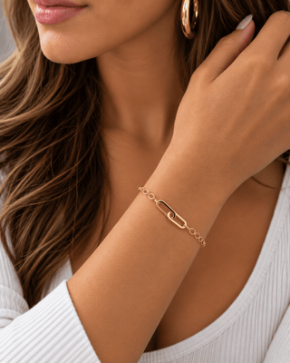 18k Gold Two Paperclip Central Links Rollo chain Bracelet in a model