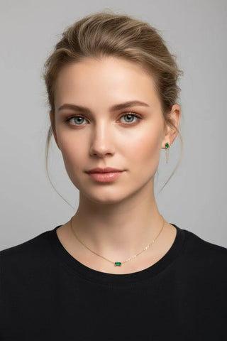 Pendientes de botón rectangulares con esmeralda de oro amarillo macizo de 18K